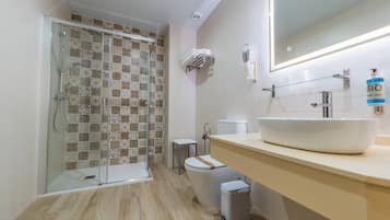 Quarto casal standard, 1 cama Queen | Banheiro | Chuveiro, secador de cabelo, toalhas de banho, sabonete