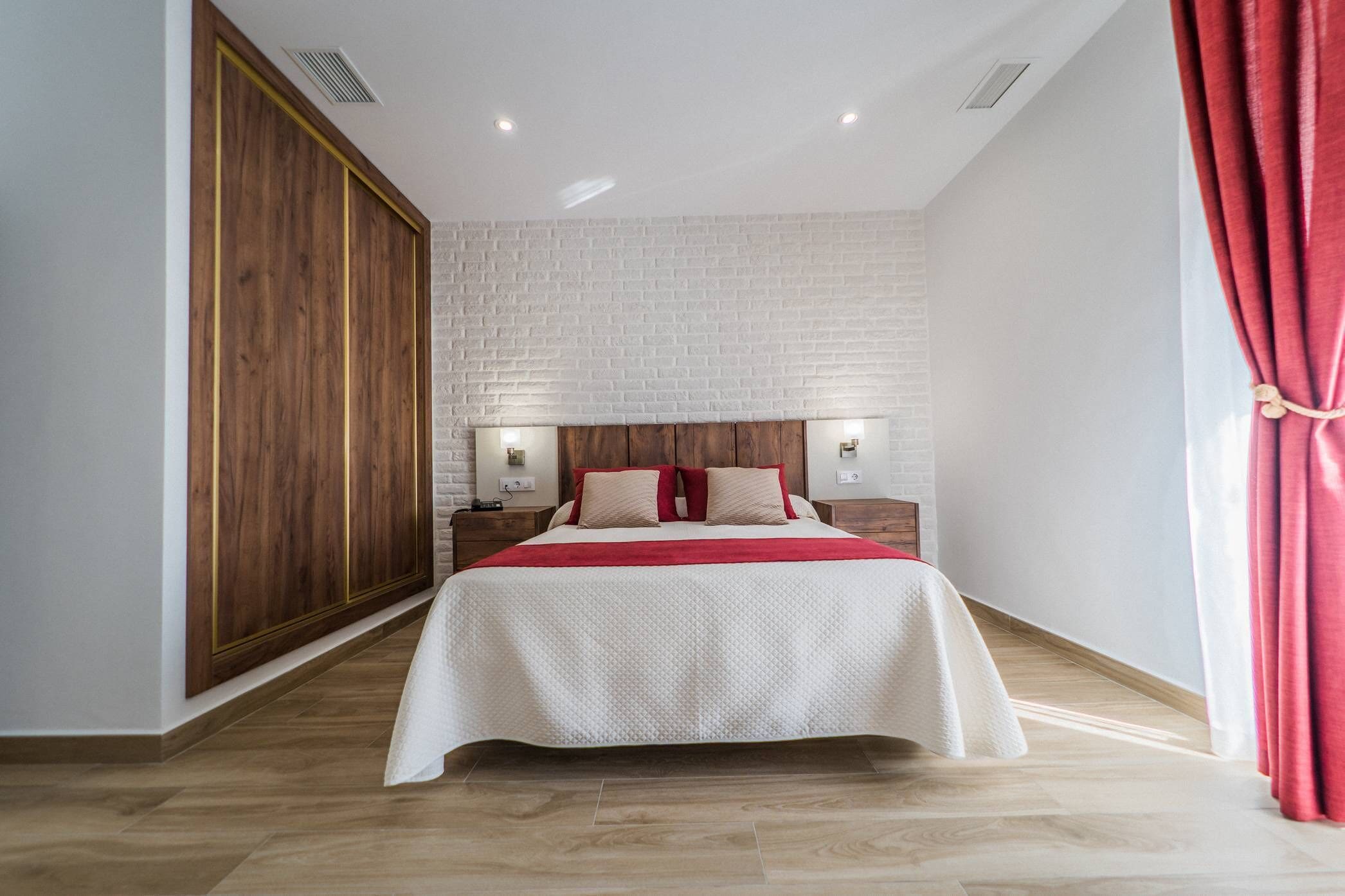 Habitación superior | Caja fuerte, escritorio, espacio para trabajar con un portátil