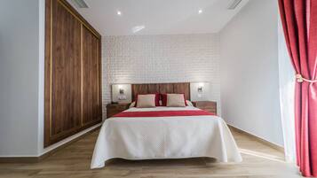 Habitación superior | Caja fuerte, escritorio, espacio para trabajar con un portátil