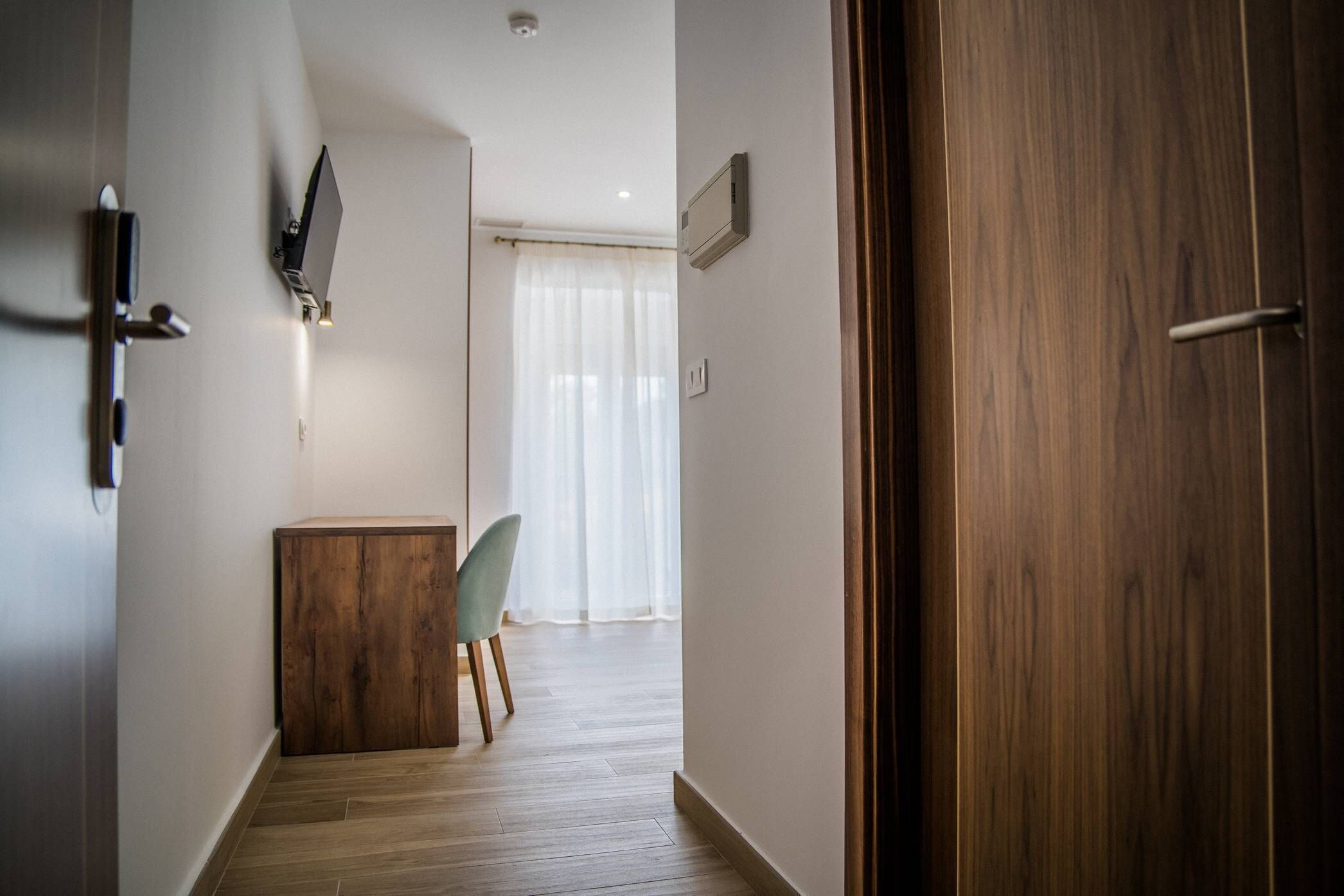 スタンダード ダブルルーム クイーンベッド 1 台 | セーフティボックス (室内)、デスク、ノートパソコン用作業スペース、防音設備