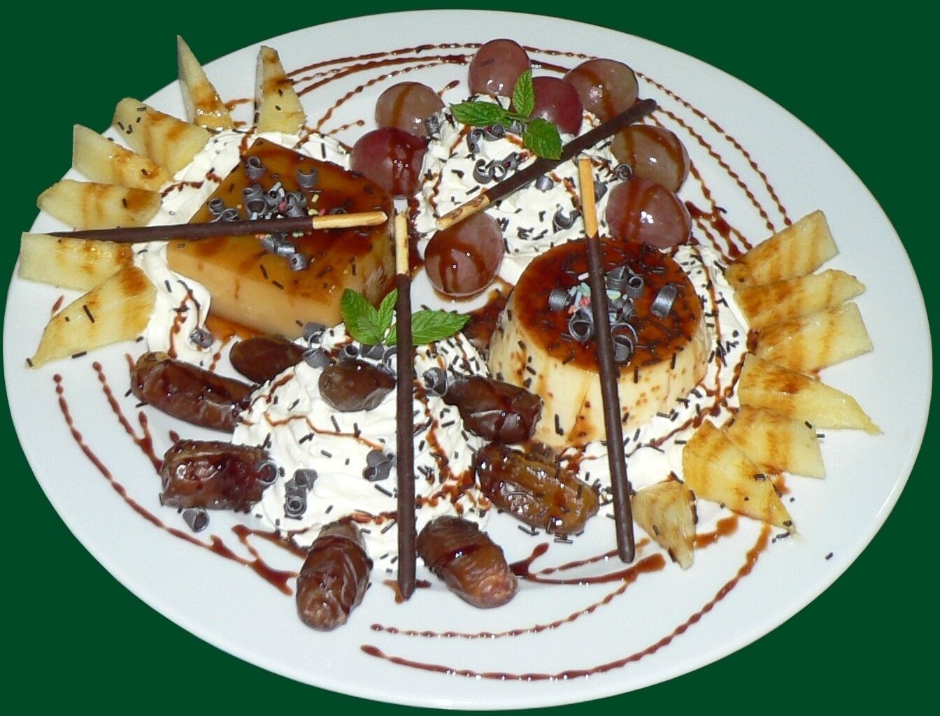 Un plato de postre con distintos ingredientes y adornos.