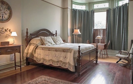 1 bedroom, free WiFi, bed sheets. Rustic Charm / King Bed + Roku / Private Bath