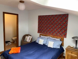 4 habitaciones, tabla de planchar con plancha y ropa de cama 