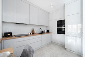 Een koelkast, een microgolfoven, een oven, een kookplaat