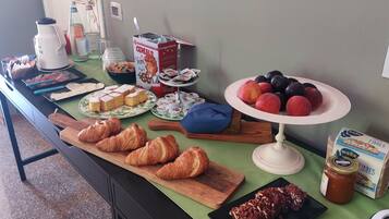 TĂ€gliches inbegriffenes FrĂŒhstĂŒcksbuffet