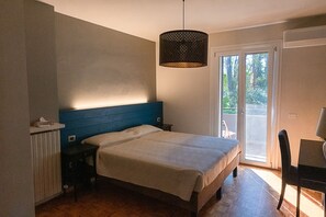 Desk, laptop workspace, soundproofing, free WiFi