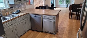 Spacious 5-bedroom house sleeps 11 in Martinez with WiFi, fitness room,pool,spa