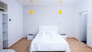 Rom – superior, balkong, strandutsikt | Lydisolert, barnesenger (inkludert), wi-fi (inkludert) og sengetøy