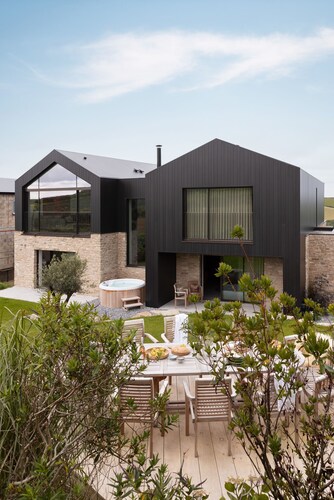 Arthouse - a luxury holiday home in Mawgan Porth