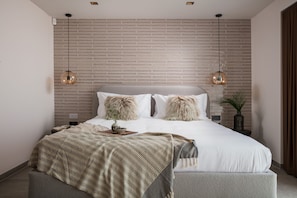 6 bedrooms, WiFi, bed sheets