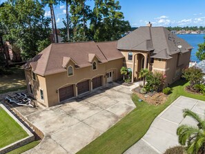 Exterior - Waterfront home, 6 bedrooms private pool and dock on Lake Conroe (Montgomery)
