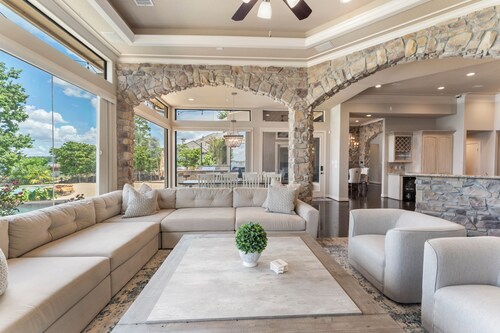 Waterfront home, 6 bedrooms private pool and dock on Lake Conroe