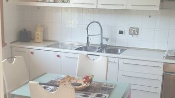 Mikrowelle, Ofen, Herdplatte, Geschirrspüler