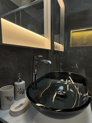 Een douche, een haardroger, een bidet, handdoeken