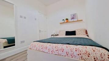 3 bedrooms, iron/ironing board, WiFi, bed sheets