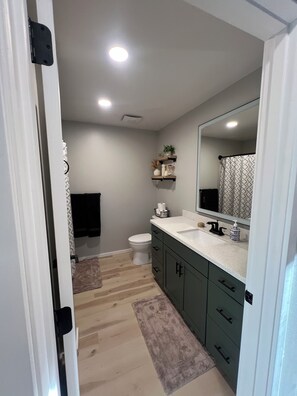 Dusche, Bidet, Handtücher, Seife