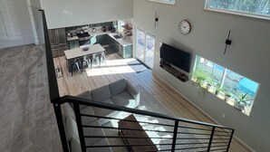 Eine moderne Loft-Wohnung mit Küche, Essbereich und Wohnzimmer.