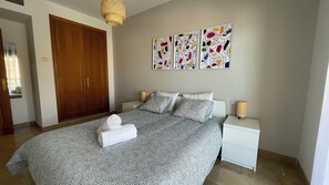3 habitaciones, tabla de planchar con plancha, wifi y ropa de cama 