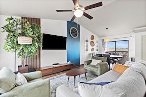 Smart TV, fireplace