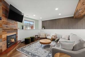 Smart TV, fireplace - Group-Friendly Retreat - King Beds, Kitchen, Fenced Yard & Prairie Views (Rapid City)