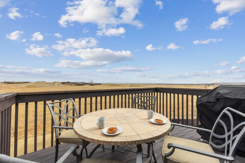 Group-Friendly Retreat - King Beds, Kitchen, Fenced Yard & Prairie Views