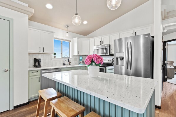 Fridge, microwave, oven, stovetop - Group-Friendly Retreat - King Beds, Kitchen, Fenced Yard & Prairie Views (Rapid City)