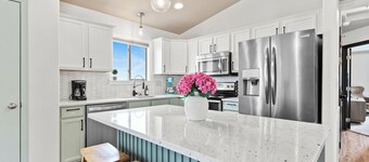 Group-Friendly Retreat - King Beds, Kitchen, Fenced Yard & Prairie Views