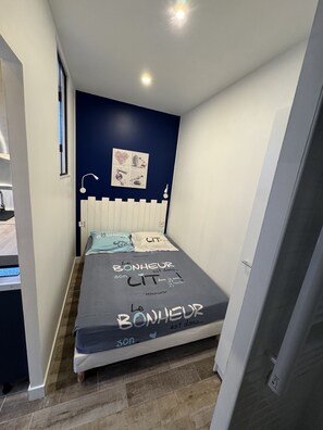 1 chambre, fer et planche Ă repasser, Wi-Fi, draps fournis
