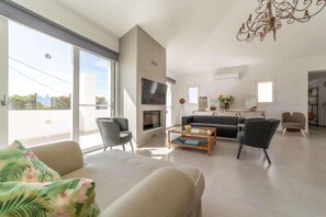 Smart TV, fireplace