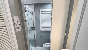 Serviettes fournies, savon, papier toilette