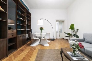 Fernseher, DVD-Player, Bücher, Stereoanlage