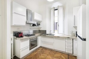 Jääkaappi, mikroaaltouuni, uuni, liesi