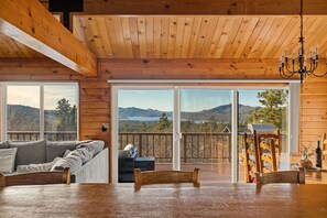 Televisión, chimenea y videojuegos