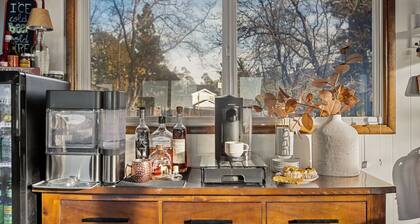 Clouds Edge Cabin| Lake & Ski Slope Views, Spa, AC