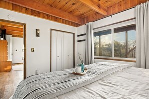 4 quartos, ferros/tábuas de passar roupa, berço de viagem