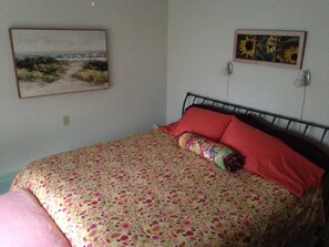 5 bedrooms, WiFi - Westwind-a home filled with art and whimsy in Drakes Island - Wells Beach, Maine (Wells)