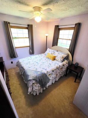 3 bedrooms, iron/ironing board, WiFi, bed sheets