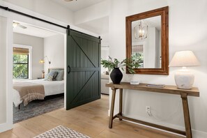 6 chambres, fer et planche à repasser, lit de bébé portatif, Wi-Fi