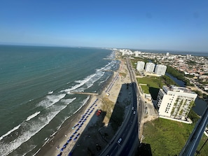 Na praia, toalhas de praia