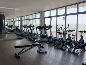 Fitness facility - Charming 2-bedroom apartment in front of the Beach with WiFi, AC, Pool, Jacuzzi (Cartagena de Indias)