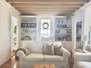 Smart TV, chimenea, libros y biblioteca musical 