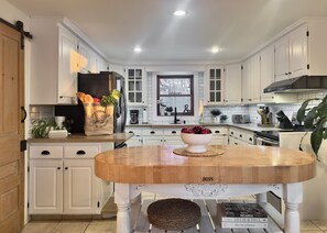 Fridge, microwave, oven, stovetop - ❤️ Century House, Swimming Pool & View of the valley (Saint-Paul-d'Abbotsford)