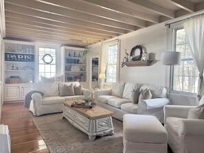 Smart TV, chimenea, libros y biblioteca musical 