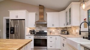 Fridge, microwave, stovetop, dishwasher - Charming 2-bedroom barn with WiFi, AC in awesome Midland (Midland)