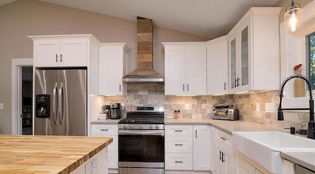 Fridge, microwave, stovetop, dishwasher. Charming 2-bedroom barn with WiFi, AC in awesome Midland
