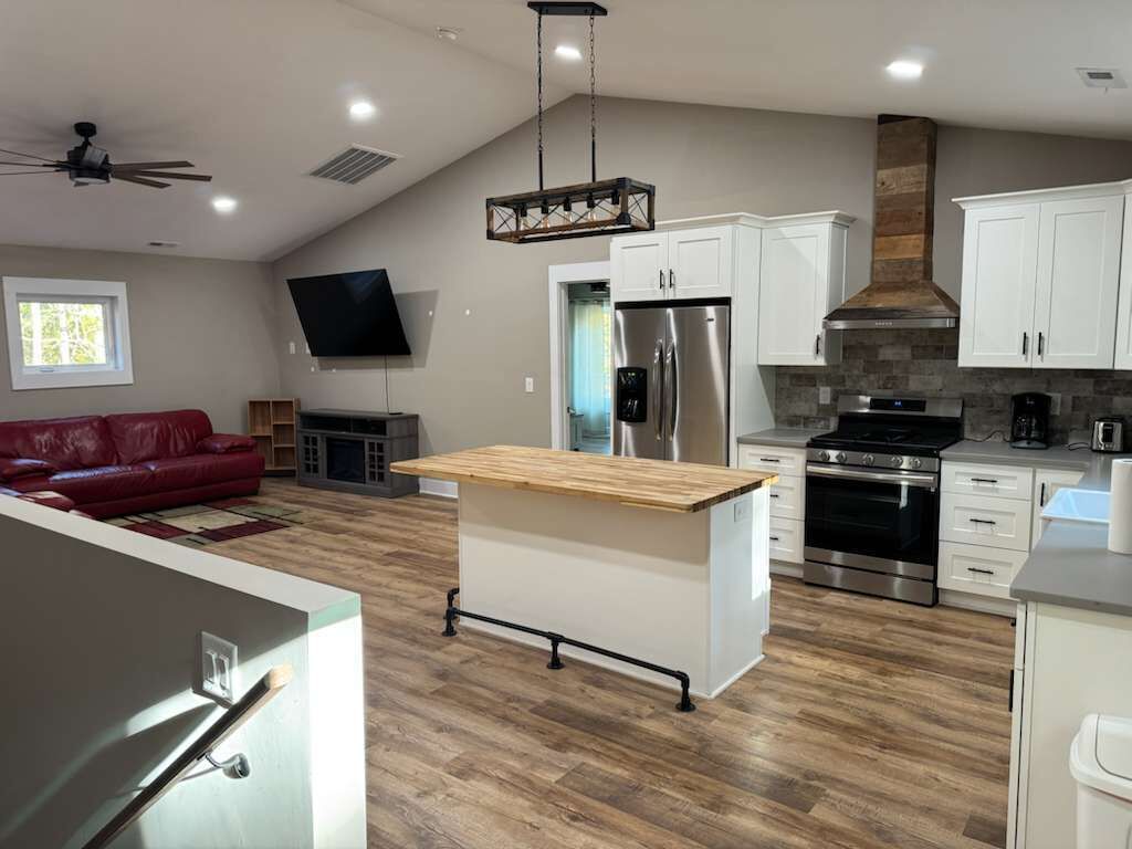 Fridge, microwave, stovetop, dishwasher