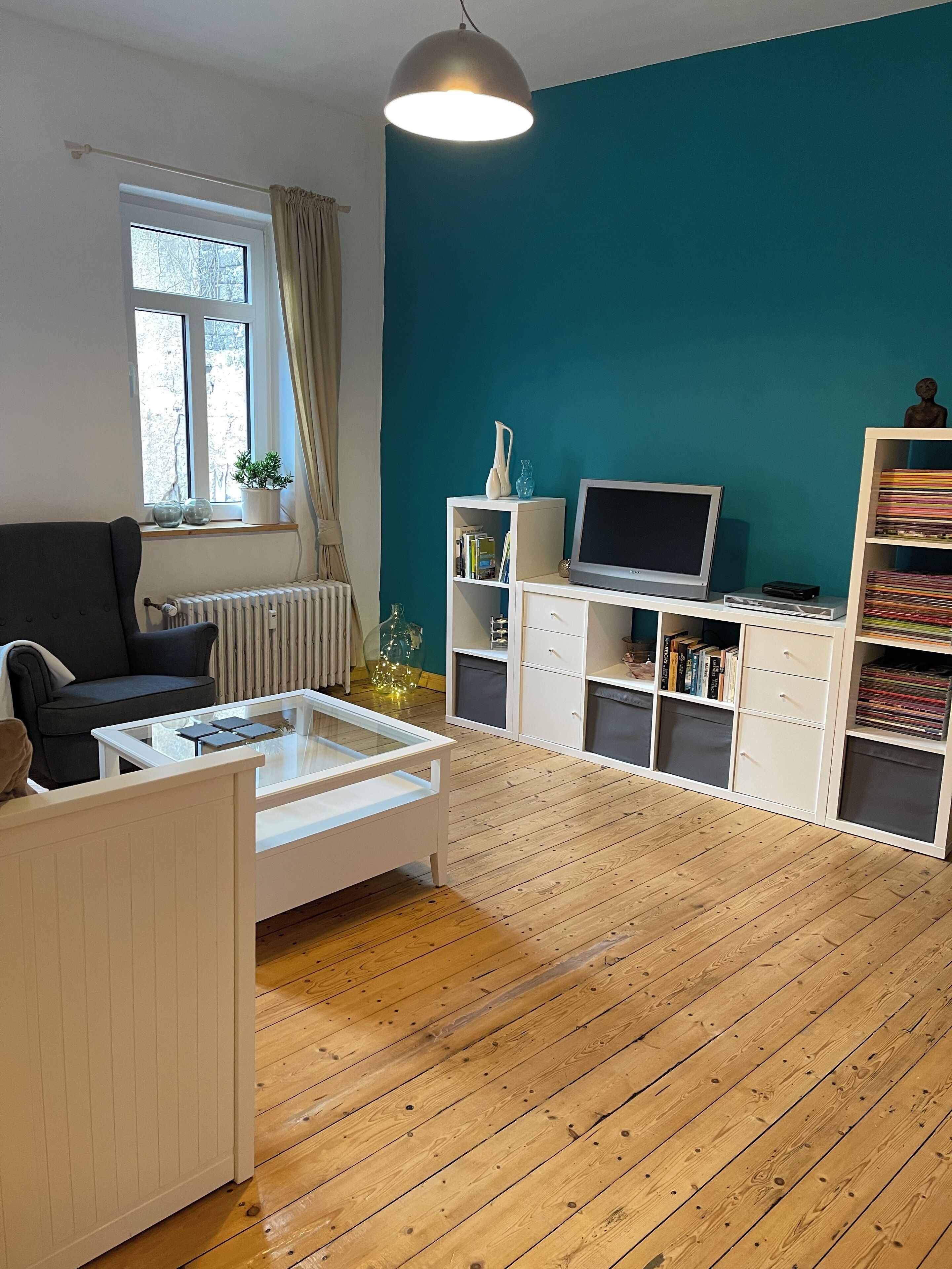 Fernseher, DVD-Player, Bücher, Videothek