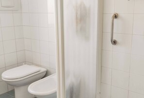 Bathroom - Room-large Double Room in Central Downto (Pescara)