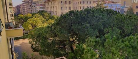 Dormitorio compartido, 1 habitación, balcón, vistas a la ciudad | Exterior