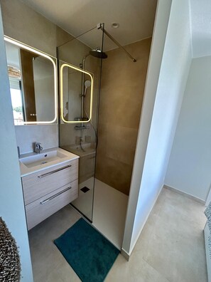 Haartrockner, Handtücher, Toilettenpapier